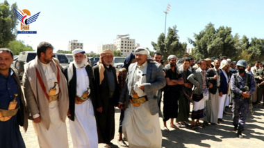 Mohammad Ali Al-Houthi betreut die Beilegung eines Mordfalls zwischen den Familien von Al-Bajali und al-Maqdashi in Dhamar